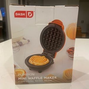 Dash Pumpkin Mini Waffle Maker